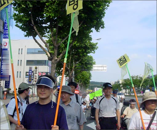 잠자리채도 함께한 '파병철회, 전쟁반대' 